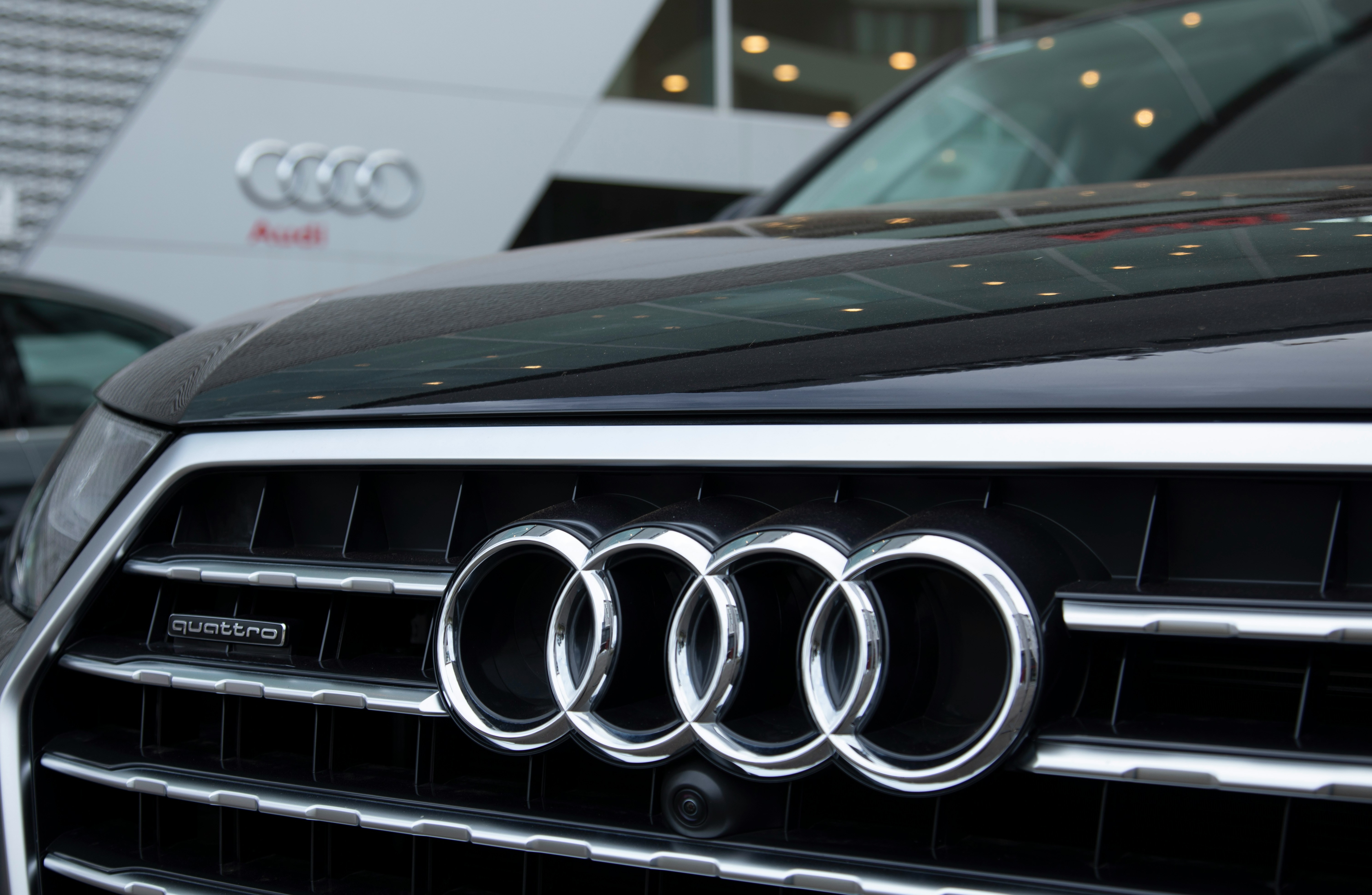 Audi: Plugging In
